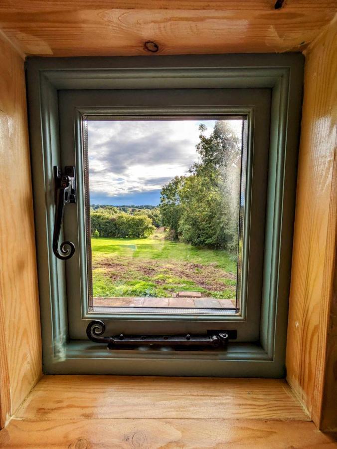 Romantic Nature Retreat, Luxury Glamping & Stargazing Views - Dragonfly Shepherd Hut Yarpole Exterior foto