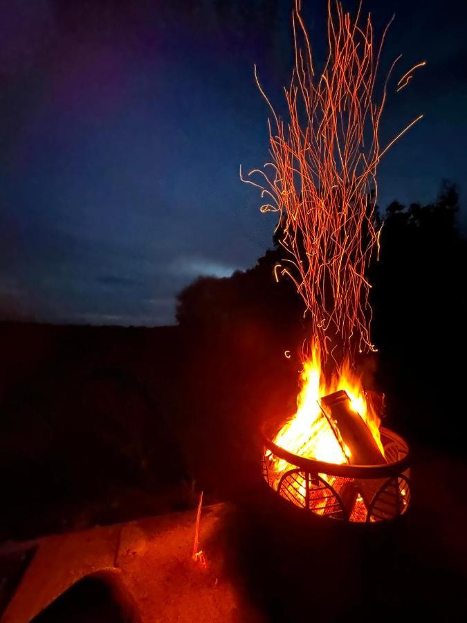 Romantic Nature Retreat, Luxury Glamping & Stargazing Views - Dragonfly Shepherd Hut Yarpole Exterior foto
