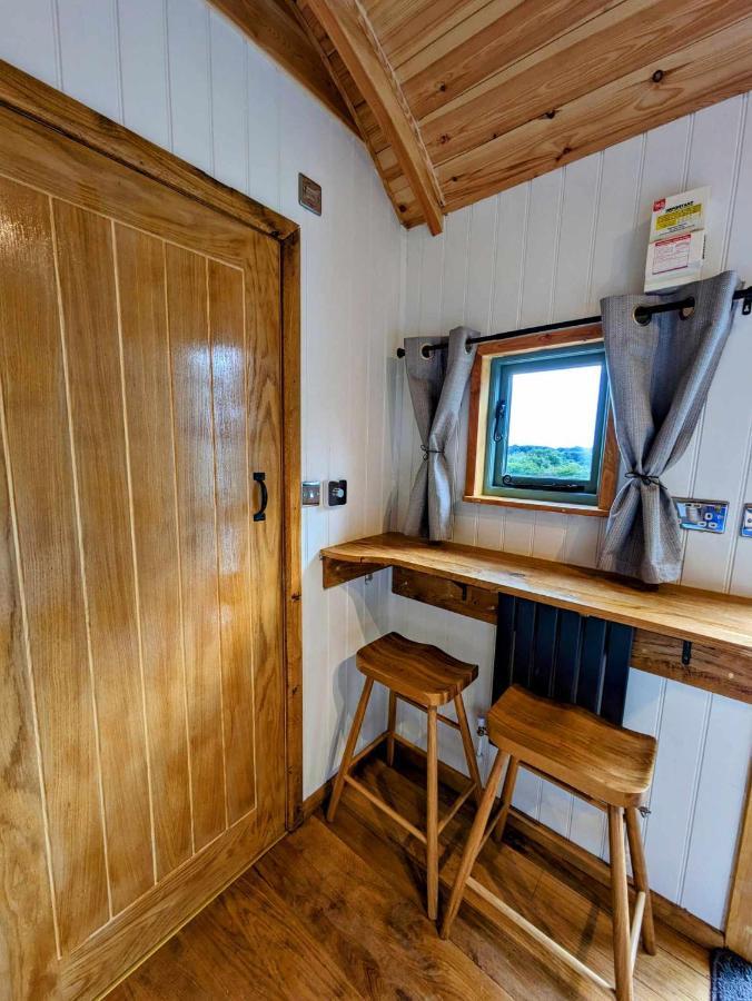Romantic Nature Retreat, Luxury Glamping & Stargazing Views - Dragonfly Shepherd Hut Yarpole Exterior foto