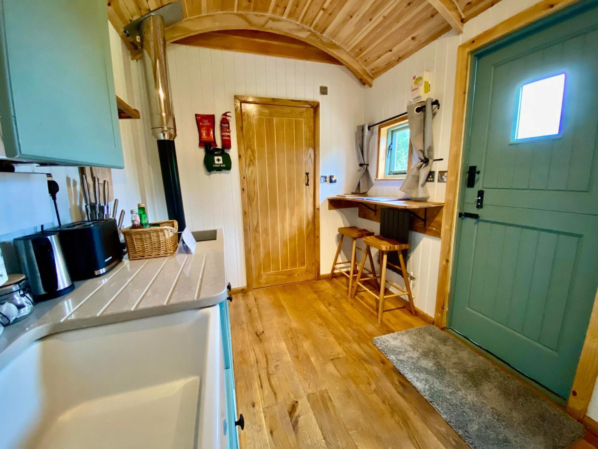 Romantic Nature Retreat, Luxury Glamping & Stargazing Views - Dragonfly Shepherd Hut Yarpole Exterior foto